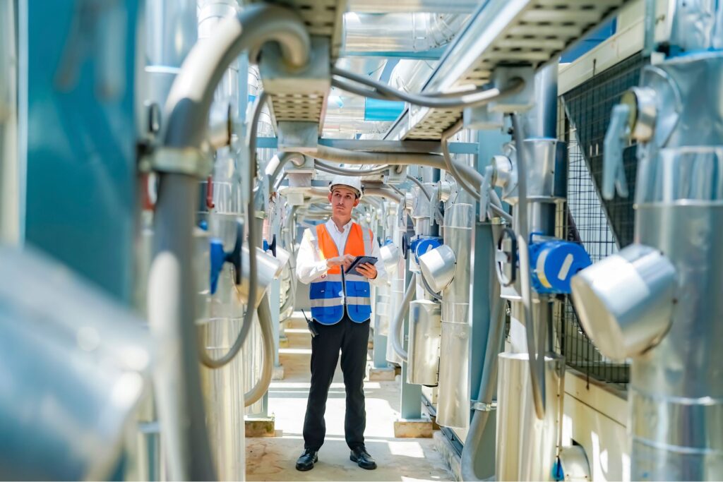 Trabajador evaluando el mantenimiento de recubrimientos industriales en ambientes agresivos