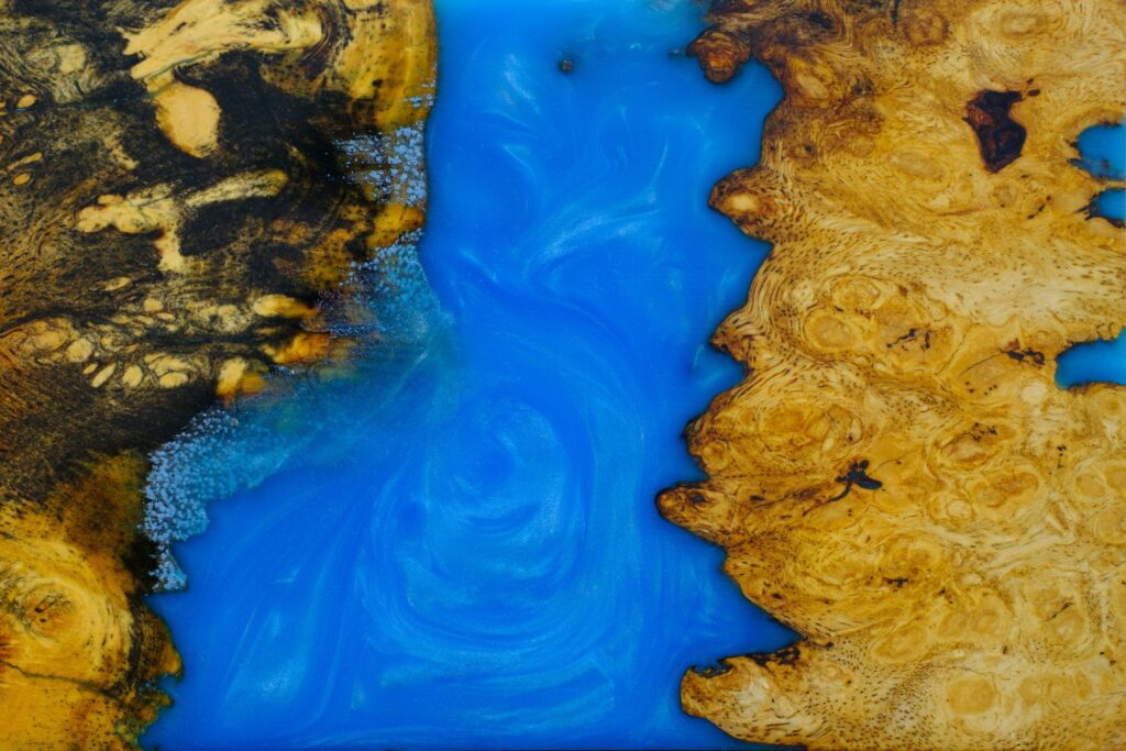 Resina epóxica en diversos colores, desde azul hasta dorado.