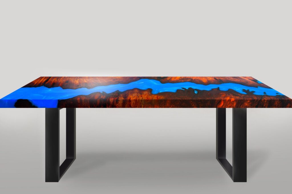 Mesa en naranja y azul, con resina epóxica.